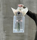Agrega bolsa transparente para regalar flores