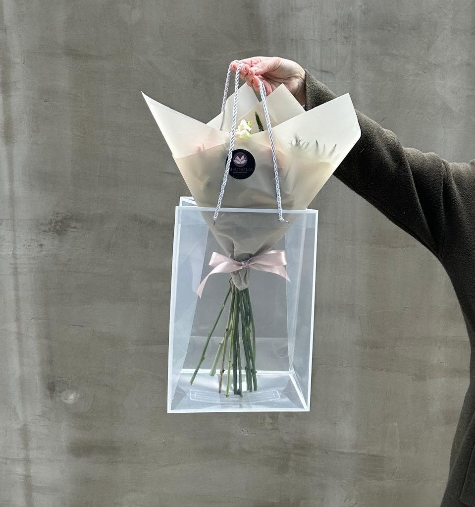 Agrega bolsa transparente para regalar flores